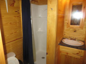 Отель All Tucked Inn Cabins  Стокдейл
